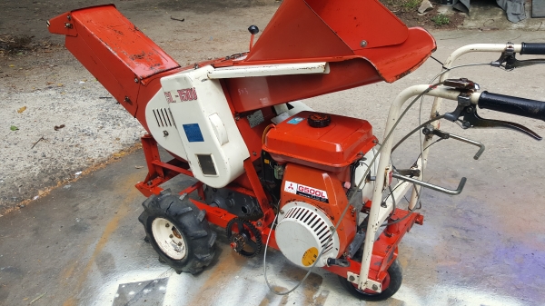 เครื่องสับกิ่งไม้ เดินหน้าถอยหลังได้ พร้อมใช้งาน