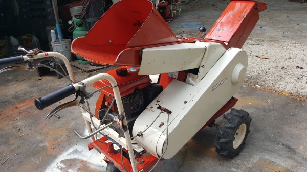 เครื่องสับกิ่งไม้ เดินหน้าถอยหลังได้ พร้อมใช้งาน