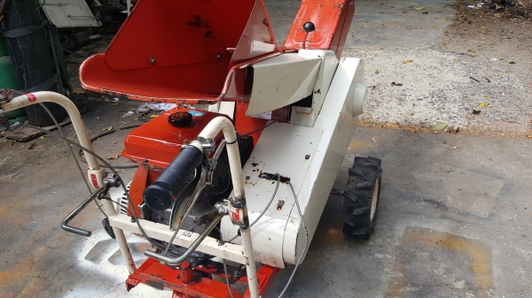 เครื่องสับกิ่งไม้ เดินหน้าถอยหลังได้ พร้อมใช้งาน