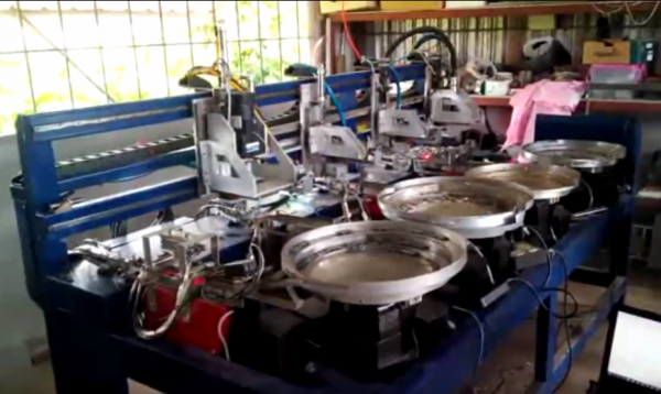 อีก 1 ผลงานเล็กๆ พร้อมส่งลูกค้า Bowl feeder สั่งผมทำได้นะครับ รับออกแบบสร้างให้ได้ทุกขนาด ทุกอ๊อฟชั่น แมคคานิคเยอะๆ เซ็นเซอร์น้อยๆ เพราะถ้าเยอะไป เดี๋ยวมันจะกลายเป็น Robot แทน ลูกค้าท่านใดสนใจ ให้นำตัวอย่างผลิตภัณฑ์ ชิ้นงาน หรือคอนเซ็ป ที่ท่านต้องการ มาคุ