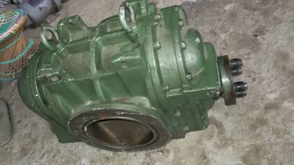 6,500 บ. กทม.ส่งฟรี โทร 083-2000058LINE ID:    line832923 เครื่องMECHANICAL  BOOSTER. PUMP (เครื่องดูด-อัดอากาศ) ที่ได้ปริมาตรอย่างมากและเร็ว ด้านในเป็นแบบลูกสูบโรตารีหมุนขบกันเพื่อรีดอากาศ ใช้ต้นกำลังขับหมุนแค่2 แรงม้า โครงสร้างเป็นโลหะเหล็กแข็งแรงจากญี่