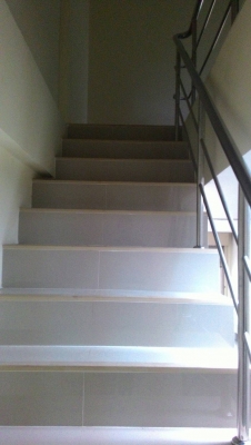 ขายและให้เช่าตึกสภาพสวย ทำเลดี ตึกสองชั้นสองคูหา มีระเบียงชั้นสอง ด้านหลัง วิวดีมาก สภาพสวยพร้อมใช้งานได้ทันที ผ่อนสบาย ๆ กับธนาคารกสิกรไทย ได้ครับ พิเศษ จองวันนี้ แจกทองคำฟรี 1 บาท.