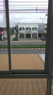 ขายและให้เช่าตึกสภาพสวย ทำเลดี ตึกสองชั้นสองคูหา มีระเบียงชั้นสอง ด้านหลัง วิวดีมาก สภาพสวยพร้อมใช้งานได้ทันที ผ่อนสบาย ๆ กับธนาคารกสิกรไทย ได้ครับ พิเศษ จองวันนี้ แจกทองคำฟรี 1 บาท.