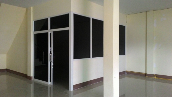 ขายและให้เช่าตึกสภาพสวย ทำเลดี ตึกสองชั้นสองคูหา มีระเบียงชั้นสอง ด้านหลัง วิวดีมาก สภาพสวยพร้อมใช้งานได้ทันที ผ่อนสบาย ๆ กับธนาคารกสิกรไทย ได้ครับ พิเศษ จองวันนี้ แจกทองคำฟรี 1 บาท.