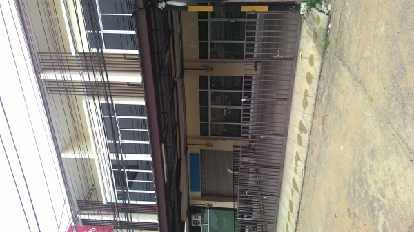 ขายและให้เช่าตึกสภาพสวย ทำเลดี ตึกสองชั้นสองคูหา มีระเบียงชั้นสอง ด้านหลัง วิวดีมาก สภาพสวยพร้อมใช้งานได้ทันที ผ่อนสบาย ๆ กับธนาคารกสิกรไทย ได้ครับ พิเศษ จองวันนี้ แจกทองคำฟรี 1 บาท.