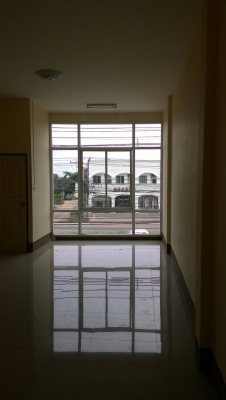 ขายและให้เช่าตึกสภาพสวย ทำเลดี ตึกสองชั้นสองคูหา มีระเบียงชั้นสอง ด้านหลัง วิวดีมาก สภาพสวยพร้อมใช้งานได้ทันที ผ่อนสบาย ๆ กับธนาคารกสิกรไทย ได้ครับ พิเศษ จองวันนี้ แจกทองคำฟรี 1 บาท.