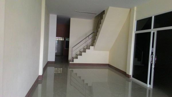 ขายและให้เช่าตึกสภาพสวย ทำเลดี ตึกสองชั้นสองคูหา มีระเบียงชั้นสอง ด้านหลัง วิวดีมาก สภาพสวยพร้อมใช้งานได้ทันที ผ่อนสบาย ๆ กับธนาคารกสิกรไทย ได้ครับ พิเศษ จองวันนี้ แจกทองคำฟรี 1 บาท.