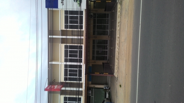 ขายและให้เช่าตึกสภาพสวย ทำเลดี ตึกสองชั้นสองคูหา มีระเบียงชั้นสอง ด้านหลัง วิวดีมาก สภาพสวยพร้อมใช้งานได้ทันที ผ่อนสบาย ๆ กับธนาคารกสิกรไทย ได้ครับ พิเศษ จองวันนี้ แจกทองคำฟรี 1 บาท.