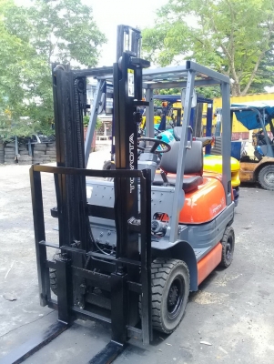 +++ ขายโฟล์คลิฟท์  TOYOTA 6FD15  ขนาด  1.5  ตัน  เครื่องยนต์ดีเซล  เสา  3  เมตร  เกียร์ธรรมดา  งา 1,070  ่มม.  ยางตันครับ