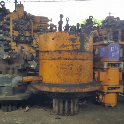 โป๊ะสวิง เกียร์สวิง KOBELCO SK 200-2 เซียงกงใน 50,000 บาท ไม่รวม