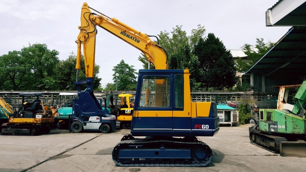 ขาย รถขุด KOMATSU รุ่น PC60-5- มือสองญี่ปุ่น สวยพร้อมใช้งาน มือถือ/LINE ID : 0818753444