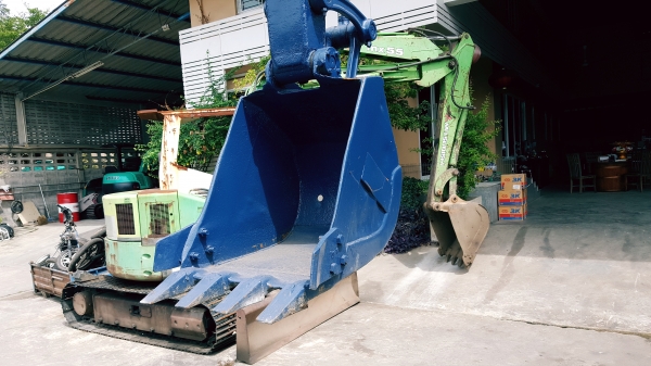 ขาย รถขุด KOMATSU รุ่น PC60-5- มือสองญี่ปุ่น สวยพร้อมใช้งาน มือถือ/LINE ID : 0818753444