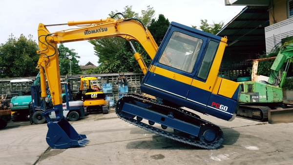 ขาย รถขุด KOMATSU รุ่น PC60-5- มือสองญี่ปุ่น สวยพร้อมใช้งาน มือถือ/LINE ID : 0818753444