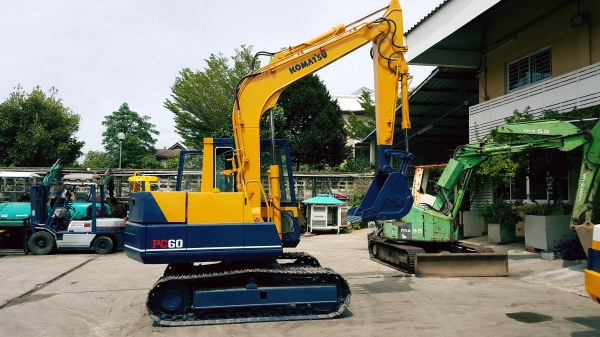 ขาย รถขุด KOMATSU รุ่น PC60-5- มือสองญี่ปุ่น สวยพร้อมใช้งาน มือถือ/LINE ID : 0818753444