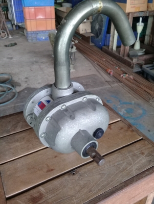 ปั้มน้ำมันแบบมือหมุนสภาพใหม่ ZUZUMI