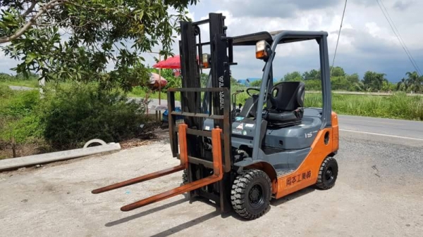 ขายด่วนรถยก TOYOTA 8FG15ยก1.5ตันเสาสูง3เมตรยางตันใหม่4เส้นรถนอกนำเข้ายังไม่เคยใช้งานในเมืองไทยเลย