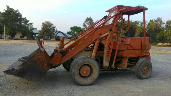 ขายรถตัก Cm สภาพสวยพร้อมใช้ ติดต่อคุณ อ๊อฟ พิจิตร 086-737-9991