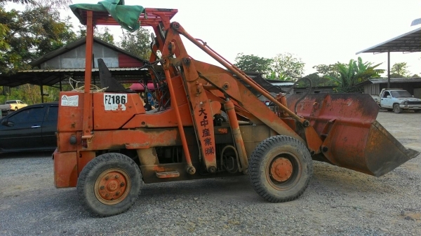 ขายรถตัก Cm สภาพสวยพร้อมใช้ ติดต่อคุณ อ๊อฟ พิจิตร 086-737-9991