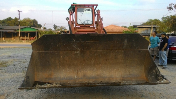 ขายรถตัก Cm สภาพสวยพร้อมใช้ ติดต่อคุณ อ๊อฟ พิจิตร 086-737-9991