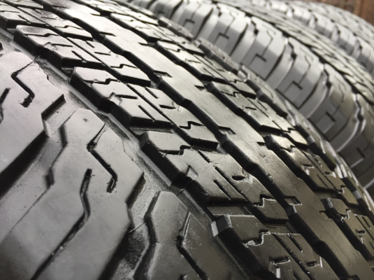 ยาง Yokohama 265 65 17 กลางปี15 ดอกเต็ม ไม่มีปะ ใช้ยาว ราคาไม่แพง