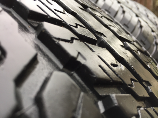 ยาง Yokohama 265 65 17 กลางปี15 ดอกเต็ม ไม่มีปะ ใช้ยาว ราคาไม่แพง