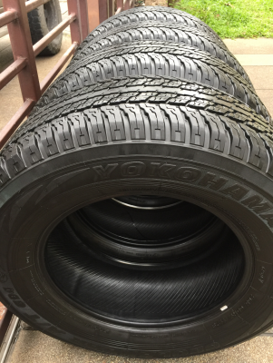ยาง Yokohama 265 65 17 กลางปี15 ดอกเต็ม ไม่มีปะ ใช้ยาว ราคาไม่แพง
