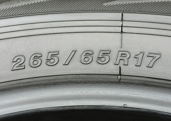 ยาง Yokohama 265 65 17 กลางปี15 ดอกเต็ม ไม่มีปะ ใช้ยาว ราคาไม่แพง