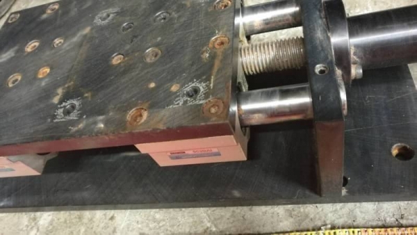 1,500 บ. ส่งฟรี083-2000058  LINE ID: line832923 ชุดแท่นเลื่อนสไลด์พร้อมหมุนเลื่อนซ้าย-ขวาด้วยเกลียวเลื่อนบังคับทิศทางใช้ทำประกอบเครื่องจักร ทำเครื่องกลึ่ง เครื่องCNC ได้ ระยะช่วงเลื่อนบนเพลา 42 cm. ทั้งชุดยาวรวมมือหมุนยาว 68 cm. 1 เพลามีชุดลูกเลื่อน 2 ตัว