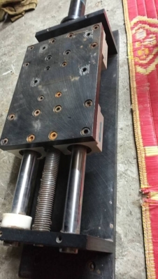 1,500 บ. ส่งฟรี083-2000058  LINE ID: line832923 ชุดแท่นเลื่อนสไลด์พร้อมหมุนเลื่อนซ้าย-ขวาด้วยเกลียวเลื่อนบังคับทิศทางใช้ทำประกอบเครื่องจักร ทำเครื่องกลึ่ง เครื่องCNC ได้ ระยะช่วงเลื่อนบนเพลา 42 cm. ทั้งชุดยาวรวมมือหมุนยาว 68 cm. 1 เพลามีชุดลูกเลื่อน 2 ตัว