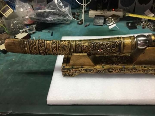 2000 บ. ส่งฟรี083-2000058  LINE ID: line832923 มีดดาบพร้อมแท่นตั้งโชว์ความยาวทั้งหมดรวมฝัก 53 cm. ทั้งหมดแต่งลวดลายสวยตามภาพ