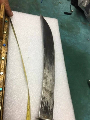 2000 บ. ส่งฟรี083-2000058  LINE ID: line832923 มีดดาบพร้อมแท่นตั้งโชว์ความยาวทั้งหมดรวมฝัก 53 cm. ทั้งหมดแต่งลวดลายสวยตามภาพ