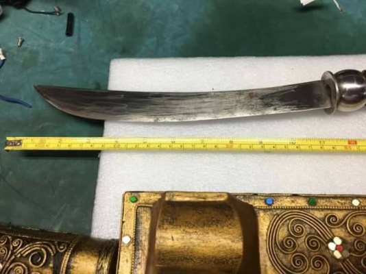 2000 บ. ส่งฟรี083-2000058  LINE ID: line832923 มีดดาบพร้อมแท่นตั้งโชว์ความยาวทั้งหมดรวมฝัก 53 cm. ทั้งหมดแต่งลวดลายสวยตามภาพ