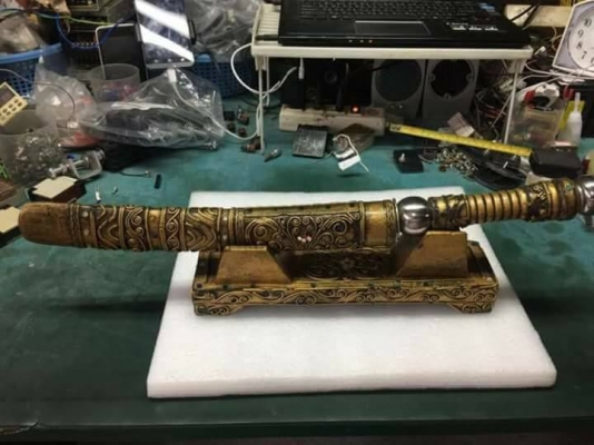 2000 บ. ส่งฟรี083-2000058  LINE ID: line832923 มีดดาบพร้อมแท่นตั้งโชว์ความยาวทั้งหมดรวมฝัก 53 cm. ทั้งหมดแต่งลวดลายสวยตามภาพ