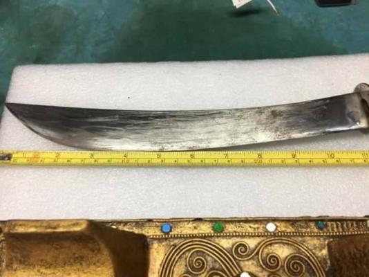 2000 บ. ส่งฟรี083-2000058  LINE ID: line832923 มีดดาบพร้อมแท่นตั้งโชว์ความยาวทั้งหมดรวมฝัก 53 cm. ทั้งหมดแต่งลวดลายสวยตามภาพ