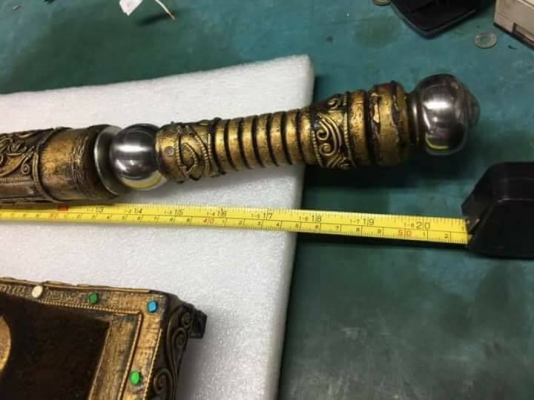 2000 บ. ส่งฟรี083-2000058  LINE ID: line832923 มีดดาบพร้อมแท่นตั้งโชว์ความยาวทั้งหมดรวมฝัก 53 cm. ทั้งหมดแต่งลวดลายสวยตามภาพ