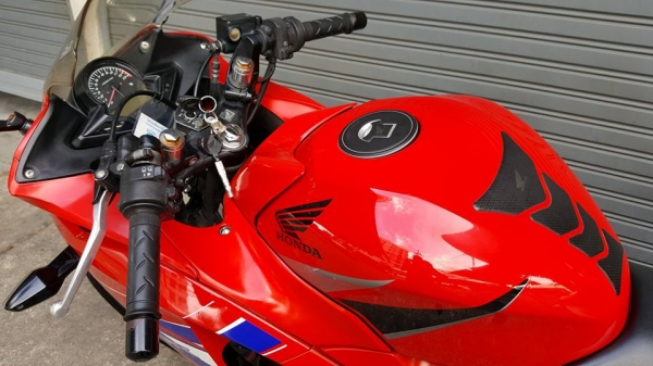 ขออนุญาตขาย HONDA CBR150I NEW ยางใหม่หน้าและหลัง สภาพสวยเหมือนรถใหม่ป้ายแดง ฟรีค่าโอน