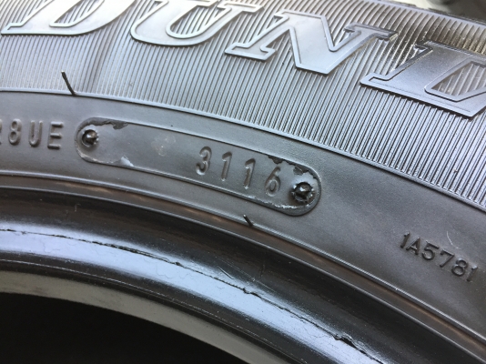 ยาง DUNLOP 215-65-16 ปี 16 ครบชุด 4 เส้น 4800  สภาพสวยๆไม่บวมไม่กินข้าง ดอกยางเหลือเยอะเอาไปวิ่งกันใด้อีกยาวค่ะ