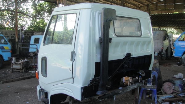 หัว HINO ฃุปเปอร์เสี่ย สีใหม่อุปกรณ์ครบ ขาหน้า ขาหลัง กันชน กรองหลังเก๋ง ยกใส่รถได้เลย ราคาถูก