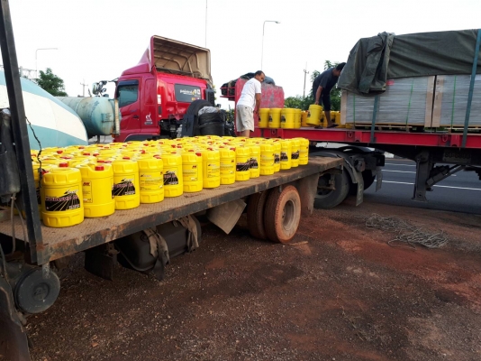 Tractor - backhoe จัดส่งน้ำมันไฮโดรลิคถูกที่สุด ขึ้นรถเทรเลอร์ จำนวน 100 ถัง ให้ลูกค้า จากหาดใหญ่ สง