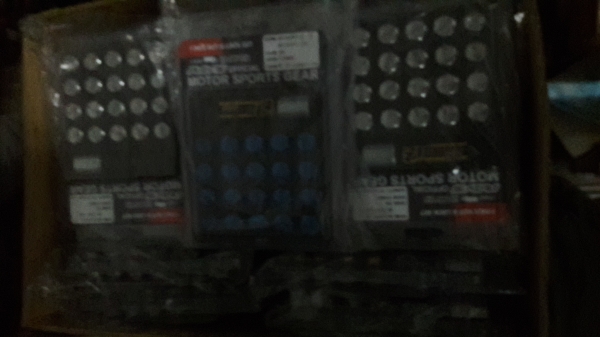 น๊อตล้อ RAYS แบบ 20 ตัว มีลูกบล๊อก และน๊อตกันหาย มีทุกสีคับ