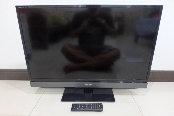 LED TV Toshiba รุ่น 32PB200T ขนาด 32 นิ้ว Full HD มีรีโมท สภาพดี มีรีโมท