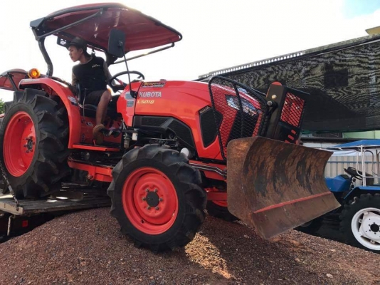 สินค้าเข้าใหม่ #ขายรถแทรกเตอร์มือสอง #คูโบต้าL5018 4WD 50 แรงม้า ราคา 595,000 บ. ใบมีดคานล่างFD186Fพร้อมผานพรวนDH245-6เฮฟวี่พลัส  ปี2559 เล่มทะเบียนพร้อม  รถสภาพดี พร้อมใช้ จัดส่งจังหวัดสุราษฎร์ธานี