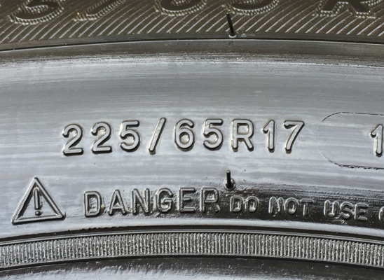 ยาง Michelin 225 65 17 สิ้นปี15 ดอกเต็ม ใช้ยาว ราคาไม่แพง