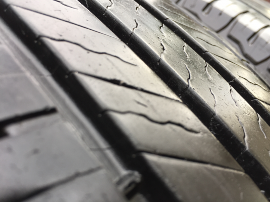 ยาง Michelin 225 65 17 สิ้นปี15 ดอกเต็ม ใช้ยาว ราคาไม่แพง