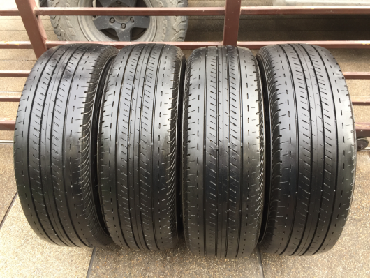 ยาง Bridgestone 215 65 16 กลางปี16 ดอกเต็ม ไม่มีปะ ใช้ยาว ราคาไม่แพง