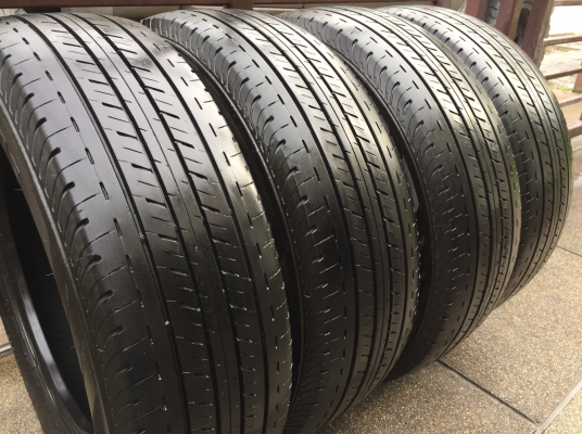 ยาง Bridgestone 215 65 16 กลางปี16 ดอกเต็ม ไม่มีปะ ใช้ยาว ราคาไม่แพง