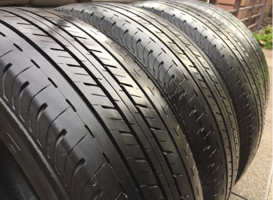 ยาง Bridgestone 215 65 16 กลางปี16 ดอกเต็ม ไม่มีปะ ใช้ยาว ราคาไม่แพง