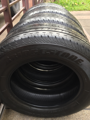 ยาง Bridgestone 215 65 16 กลางปี16 ดอกเต็ม ไม่มีปะ ใช้ยาว ราคาไม่แพง