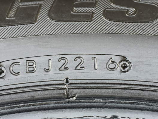 ยาง Bridgestone 215 65 16 กลางปี16 ดอกเต็ม ไม่มีปะ ใช้ยาว ราคาไม่แพง