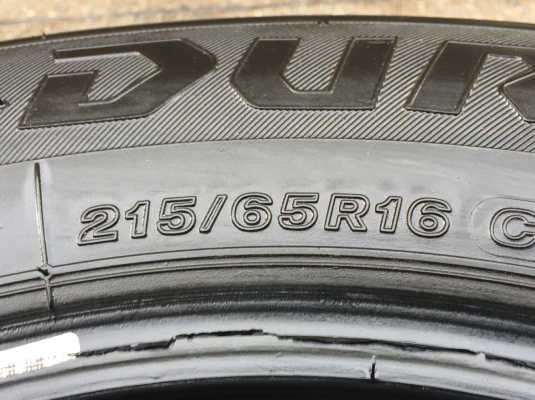 ยาง Bridgestone 215 65 16 กลางปี16 ดอกเต็ม ไม่มีปะ ใช้ยาว ราคาไม่แพง
